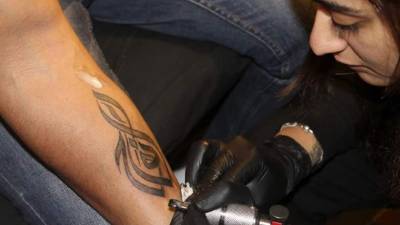 La joven Shahd muestra desde la recepción de un local de tatuajes, ubicado en la capital egipcia, sus dos rosas en blanco y negro recién grabadas en su antebrazo, ejemplo de un arte que los predicadores musulmanes consideran 'haram' (prohibido), y cuyo trabajo aún no está regulado en Egipto.