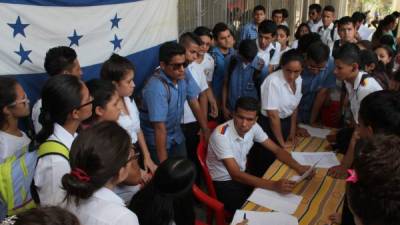 Representantes de los colegios Primero de Mayo, Técnico Alemán, Unión y Esfuerzo, José Trinidad Reyes, Tecnológico de Administración de Empresas y Pagán Lozano en conferencia.