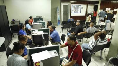 Sampedranos en la sala de vacantes de la Secretaría de Trabajo. Foto: Amílcar Izaguirre.