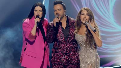 Laura Pausini, Luis Fonsi, y Thalía iniciaron la velada con temas de Marco Antonio Solís.