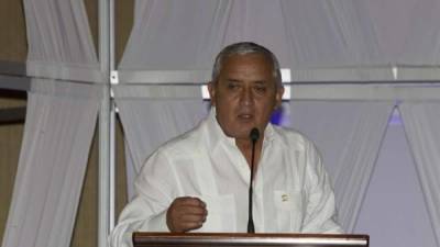 El presidente electo de Guatemala, Alejandro Giammattei, está detenido en el elevador para dirigirse a una entrevista en Ciudad de Guatemala el martes 13 de agosto de 2019. (AP Foto/Oliver de Ros)