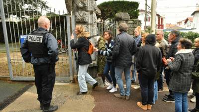 Padres de familia acudieron al colegio tras el incidente en que el que falleció una maestra de español.