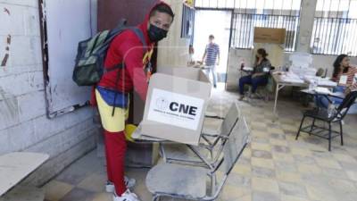 El Chapulín Colorado hondureño no se quedó en casa y ejerció su voto en el municipio de La Lima, Cortés, en la jornada electoral de elecciones primarias e internas celebradas este domingo 14 de marzo en Honduras.