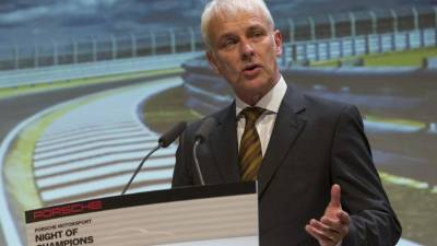 Matthias Müller asume el control de Volkswagen señalada por manipular pruebas de contaminación ambiental.