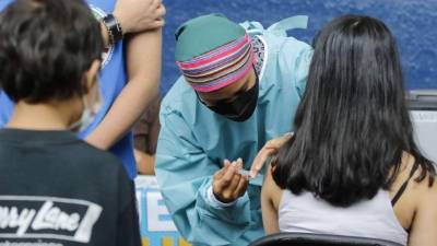 El fin de semana se comenzó a vacunar a los adolescentes entre 12 y 14 años en la capital.