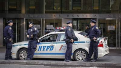 Policías frente a la puerta del Hospital Bellevue de Nueva York donde se encuentra el paciente infectado.