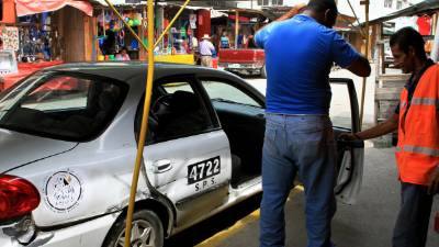 En el punto de taxi colectivo de la 4 calle, 1 y 2 avenidas, sureste, en la ruta a las colonias Luisiana, San José y Perfecto Vásquez, aplican el detector y llevan dos años sin asaltos.
