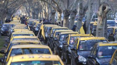 Taxistas bloquearon el acceso y salida del aeropuerto de Santiago (Chile) este lunes 4 de septiembre.// Foto EFE/Elvis González