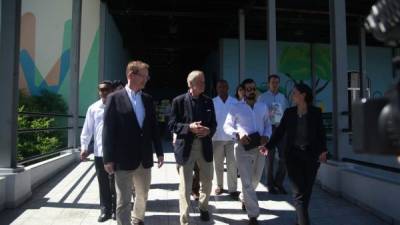 El embajador de EUA, James Nealon, el senador de Delaware, Thomas R. Carper y el director de Usaid para Honduras, James Watson, al recorrer el museo sampedrano.