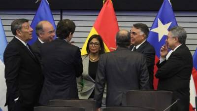 Delcy Rodríguez (centro), canciller de Venezuela, recibió la presidencia de Unasur en representación de su país.