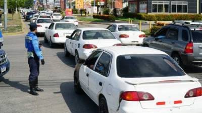 Cerca de cien taxis salieron ayer desde el sector de El Polvorín hasta el parque central.