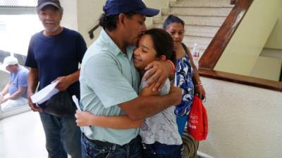Roger Martínez abraza feliz a su hija Karla Vanesa al recibir el alta.