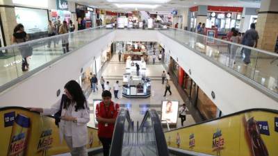 En Galerías del Valle clientes buscan descuentos navideños. Fotos: Frankly Muñoz