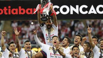 Los jugadores de las Chivas de Guadalajara celebran con el trofeo de campeones de la Concachampions. Foto EFE/Jorge Núñez