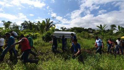 Familiares y amigos de la familia llevan el ataúd de Jakelin Caal, de siete años, guatemalteca, quien murió en un hospital de Texas. Foto: AFP
