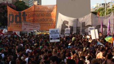 Centenares de mujeres se han sumado a la protesta aunque no todas muestran sus senos.