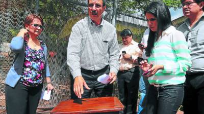 Villeda al firmar un borrador de decreto que pone fin a la corrupción en la compra de medicinas.