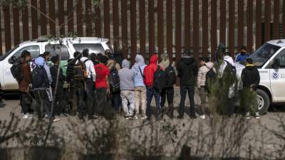 Los migrantes solicitaron asilo a las autoridades estadounidenses tras el fallo de un juez que suspende el Título 42.