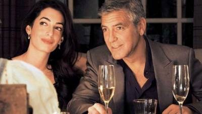 La reconocida abogada Amal Alamuddin durante una cena con George Clooney.