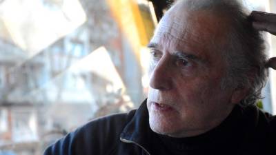 Roberto Jones está cansado de las interrupciones en sus obras de teatro.