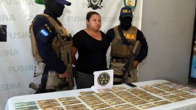 La FNA presentó a la detenida junto con el dinero decomisado.