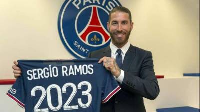Sergio Ramos posa con una camiseta del Paris Saint-Germain. Foto EFE
