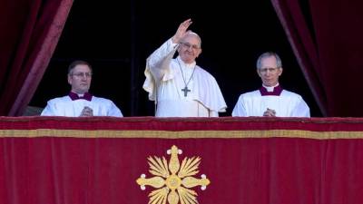 CAR102. Vatican (Vatican City State (holy See)), 25/12/2018.- Pope Francis (C) delivers the traditional Urbi et Orbi Christmas Day blessing from the central balcony of St. Peter's Basilica at the Vatican, 25 December 2018. (Papa) EFE/EPA/ANGELO CARCONI