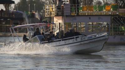 Una lancha navega por el río Tigris cerca del lugar de la tragedia.
