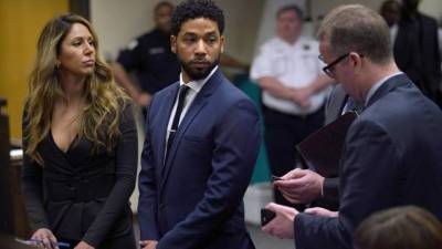 El actor Jussie Smollett (c) en la corte criminal de Leighton junto a su abogada Tina Glandian (i) este 14 de marzo de 2019. Foto E. Jason Wambsgans/ AFP.