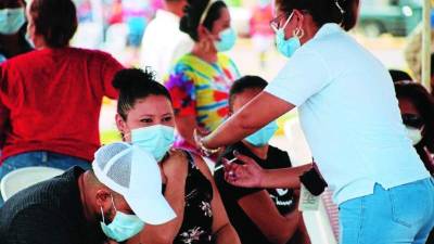 Actualmente el personal de Salud está vacunando a los mayores de 18 años y las mujeres embarazadas.