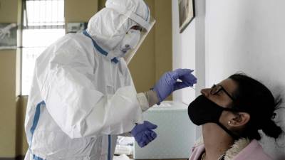 Un profesional sanitario realiza una prueba de covid-19 en San José (Costa Rica).