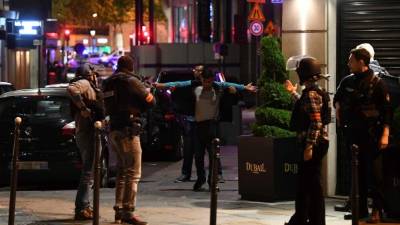 Policías franceses realizan operativos en París tras el tiroteo que dejó un agente muerto y otro gravemente herido.