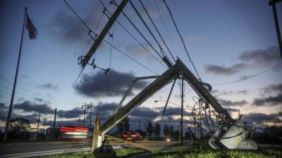 Al menos tres personas han muerto en Luisiana, Misisipi y Georgia desde que el huracán Zeta tocó tierra este miércoles al sur de Nueva Orleans, dejando en su estela de destrucción rumbo al nordeste a más de 2,3 millones de personas sin energía eléctrica, informaron hoy las autoridades.