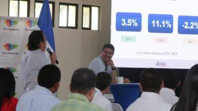 El presidente Hernández se reunió con los productores de cerdo para la firma del convenio.