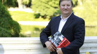 Moreno, quien traslada al lector con su último libro, 'Los niños de Rusia', a los años 50, en plena guerra fría, cuando el desconcierto soviético por el fin del estalinismo da pie al franquismo a orquestar su primera gran operación de contraespionaje con sus nuevos aliados, los estadounidenses. EFE