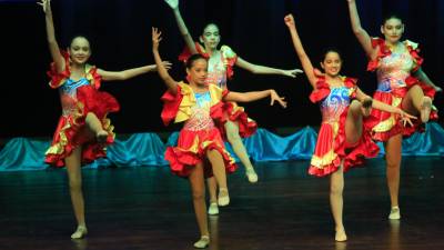 Las niñas deleitaron con sus coreografías