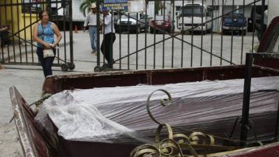 Un ataúd en la morgue de San Pedro Sula que contiene el cadáver de una joven sampedrana que falleció a causa de una bala perdida durante un tiroteo. Foto de archivo.