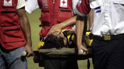 Luis Lobo se retiró del campo en camilla.