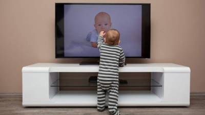 Vigile a su bebé cuando esté cerca del televisor.