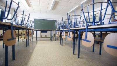 Por lo general, la persona aprenderá habilidades duras en el aula de clases, pero las habilidades blandas las adquirirá al interactuar con personas.