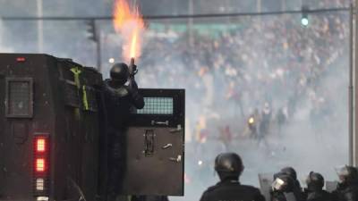 Manifestantes y policías se enfrentan durante una nueva jornada de protestas este viernes, en Quito (Ecuador). EFE/José Jacome