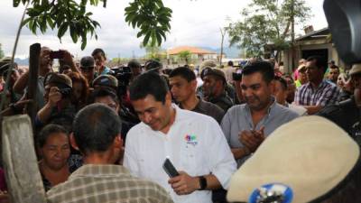 El mandatario Hernández compartió ayer con las personas afectadas con las lluvias en la ciudad de los pinos. Foto: Marlon Laguna