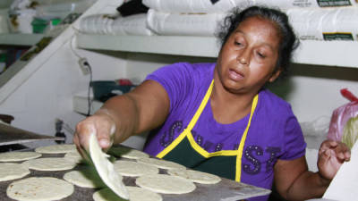 Norma Rivera se gana la vida haciendo y vendiendo tortillas en el mercado Guamilito.