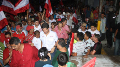 Mauricio Villeda recibió el apoyo de decenas de liberales de tradición que lo acompañaron durante sus caminatas.