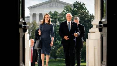 El vicepresidente Mike Pence acompañó a la Jueza Barret al Senado para iniciar su proceso de confirmación a la Corte Suprema./AFP.