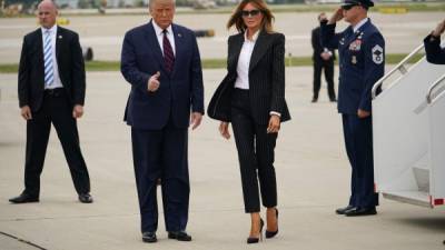 US President Donald Trump and First Lady Melania Trump step off Air Force One upon arrival at Cleveland Hopkins International Airport in Cleveland, Ohio on September 29, 2020. - President Trump is in Cleveland, Ohio for the first of three presidential debates. (Photo by MANDEL NGAN / AFP)
