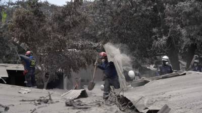 Equipos de rescate trabajan contra reloj en la búsqueda de casi 200 desaparecidos en las comunidades sepultadas por la avalancha de ceniza del volcán de Fuego./AFP.