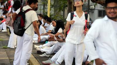 Los estudiantes de medicina aseguran llevar meses esperando el pago de las becas.