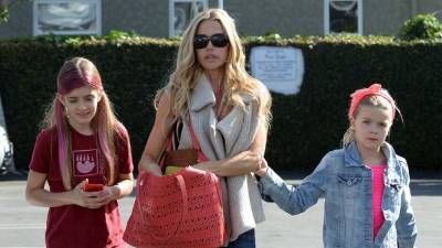 Las dos hijas de Charlie Sheen con su mamá.