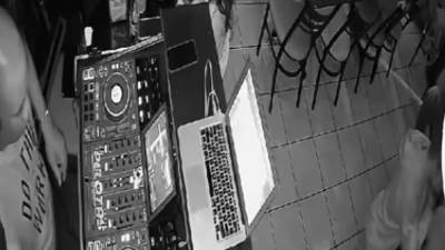 Video del momento en que sicarios ejecutan a DJ en un bar